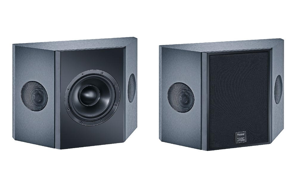 Högtalare med vinklad design, svart finish och dubbel elementuppsättning.