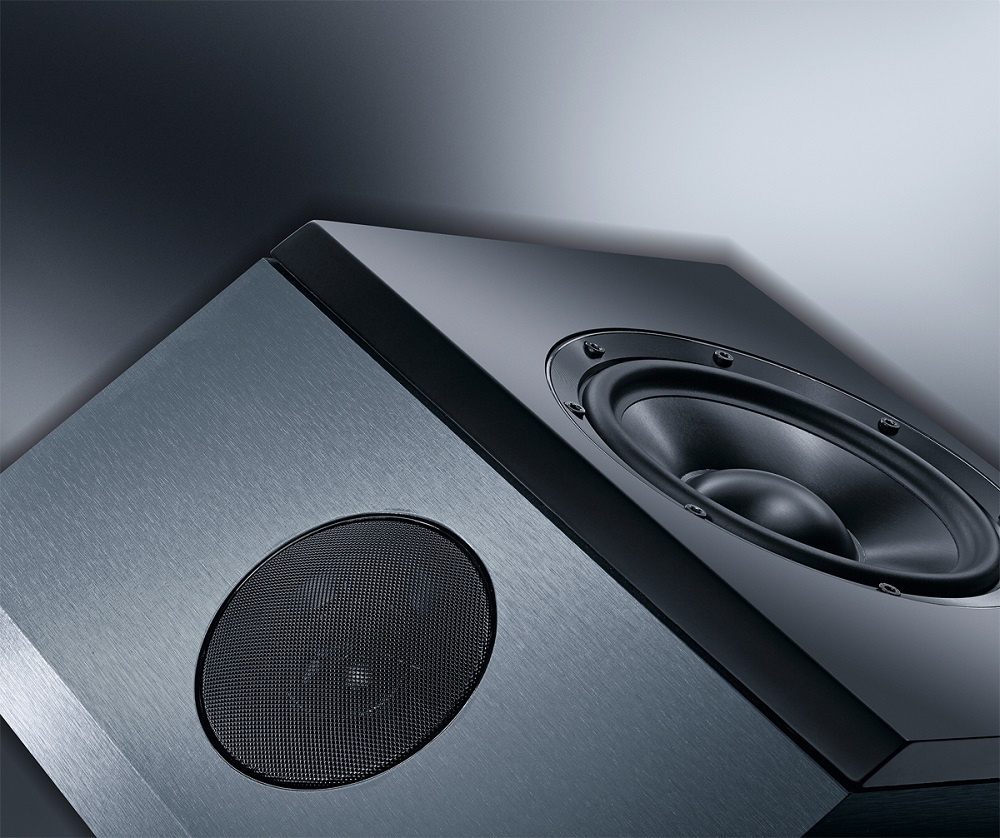 Högtalare med elegant design och rund basreflexport.