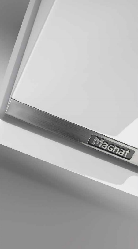MAGNAT SHADOW 209, VIT MED PIANOLACKAD FRONT