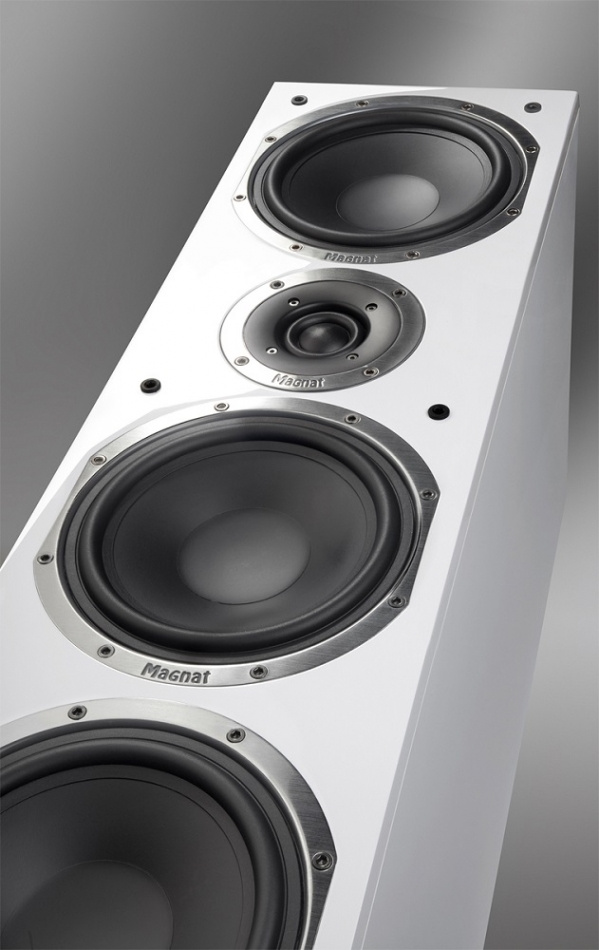MAGNAT SHADOW 209, VIT MED PIANOLACKAD FRONT