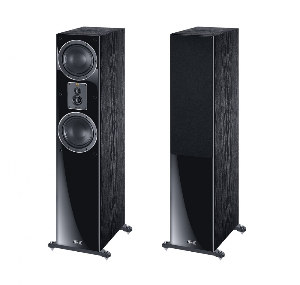 Golvhögtalare i svart, två basar och en mellanregister, elegant design.
