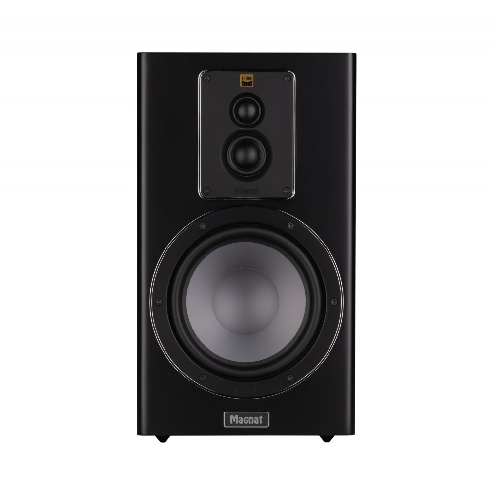 Ett par mattsvarta stativhögtalare med en modern design.