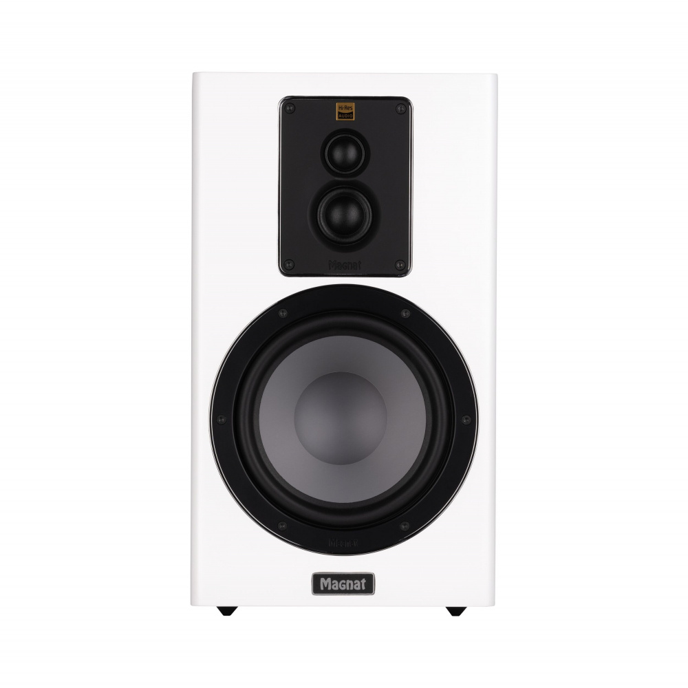 Stativhögtalare i matt vitt med svart front och stor bas.