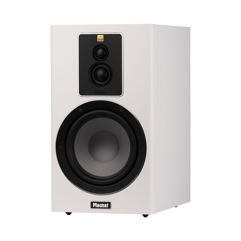 Stativhögtalare i matt vitt med en bas- och diskantelement. Elegant design.