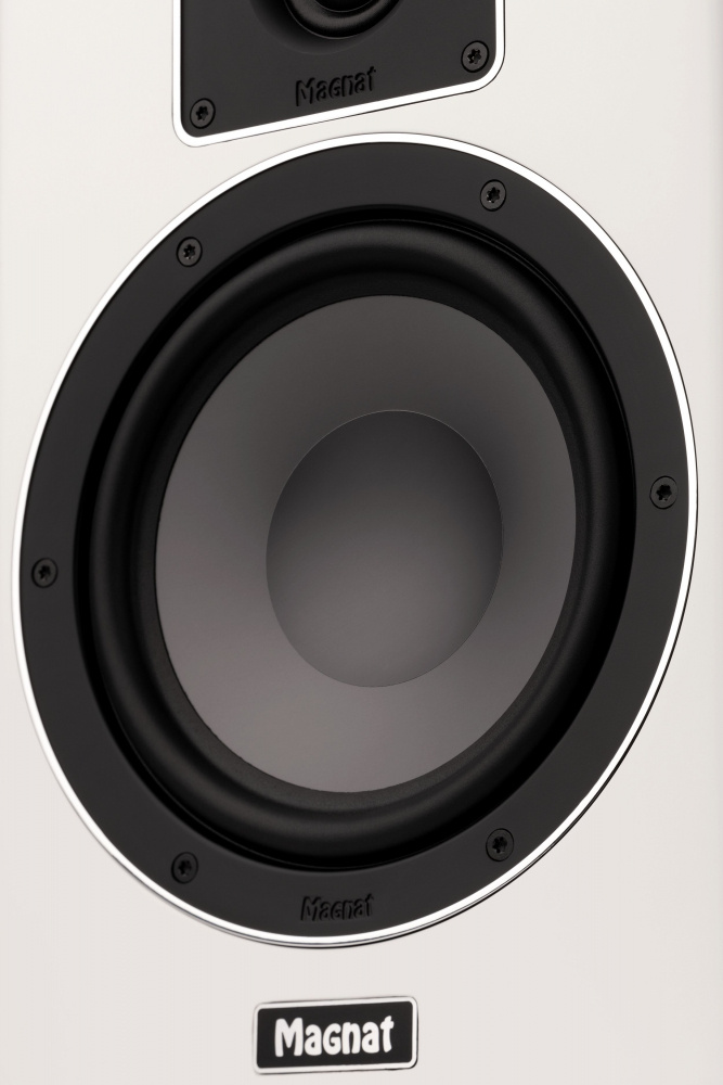 Stativhögtalare med rund baslucka och elegant mattvit finish.