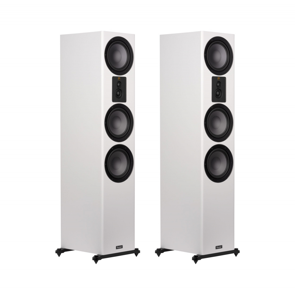 Två mattvita golvhögtalare med tre basar och en diskant vardera.