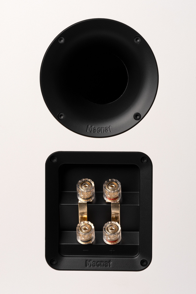 Högtalartut och terminaler i svart och silver för Magnat Signature 607.