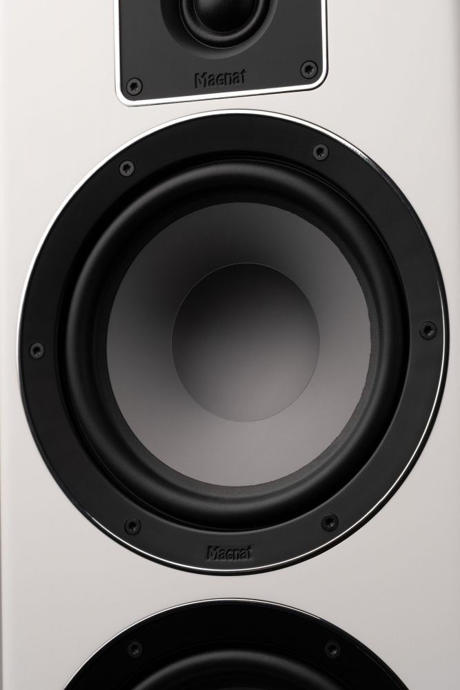 Högtalare med svart element och mattvit finish. Elegant och stilren design.