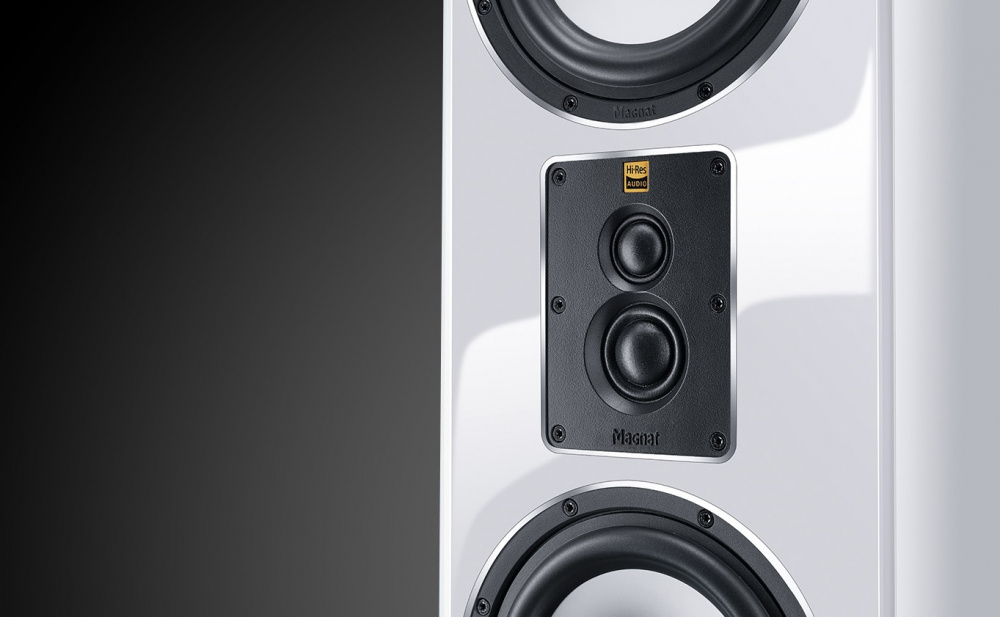 Golvhögtalare i vitt med två basar och en diskant.