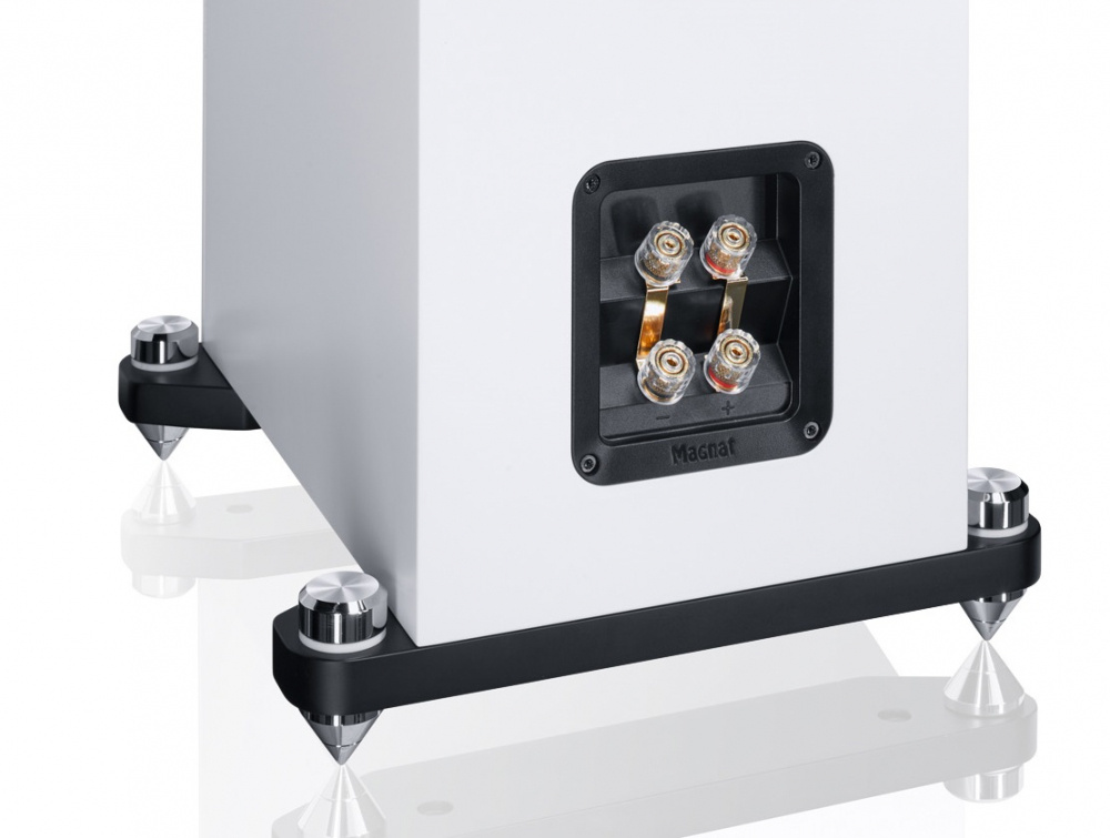 Golvhögtalare i vitt med synlig anslutning och stabila fötter.