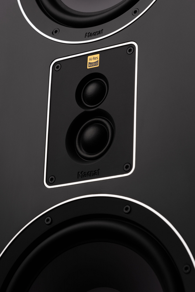 En svart golvhögtalare med en slät yta och tydliga ljudkomponenter.