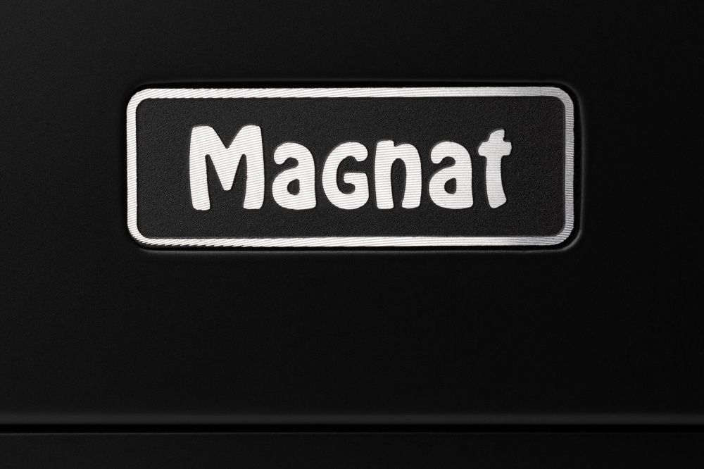 En mattsvart högtalare med en silverfärgad logotyp \