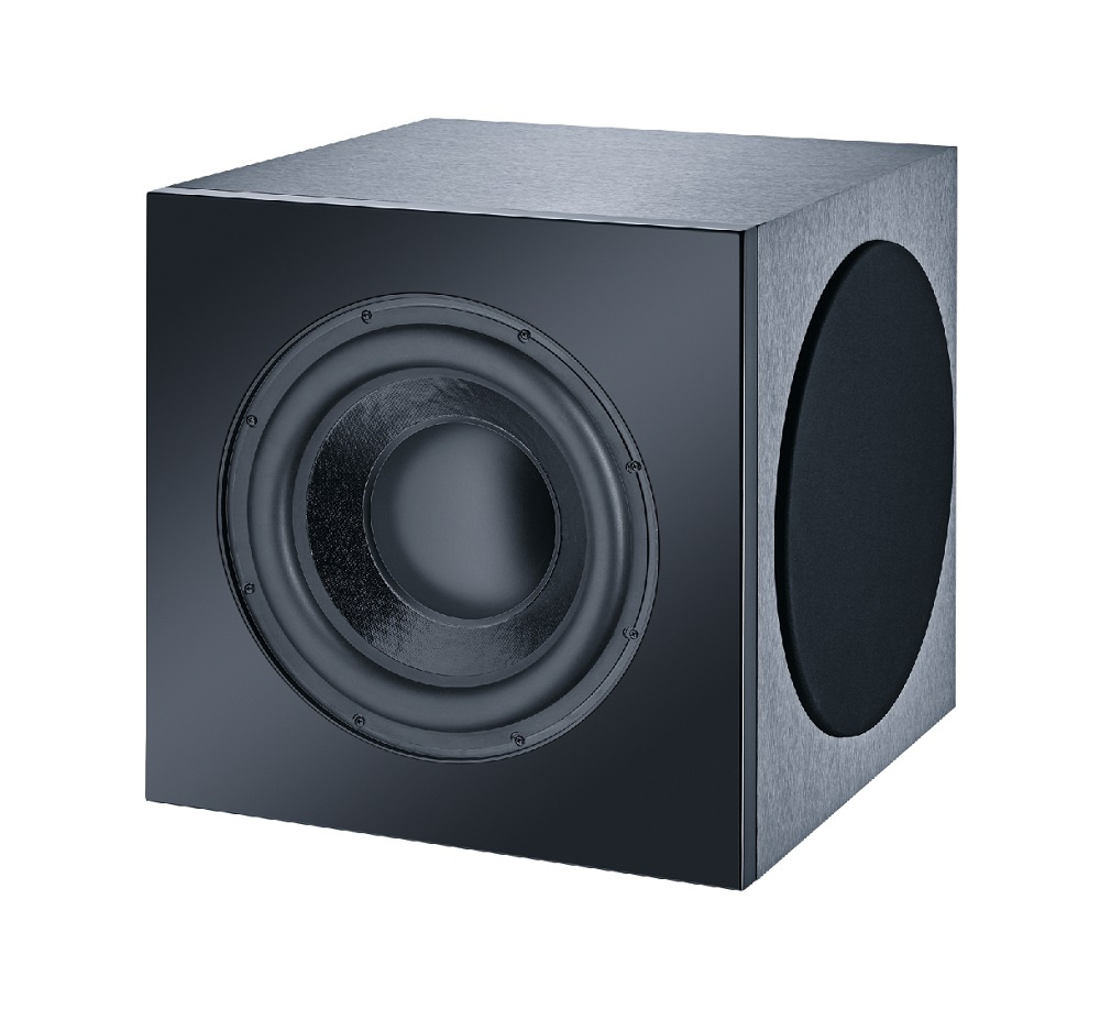 Svart subwoofer med rund högtalare i fronten och fyrkantig design.