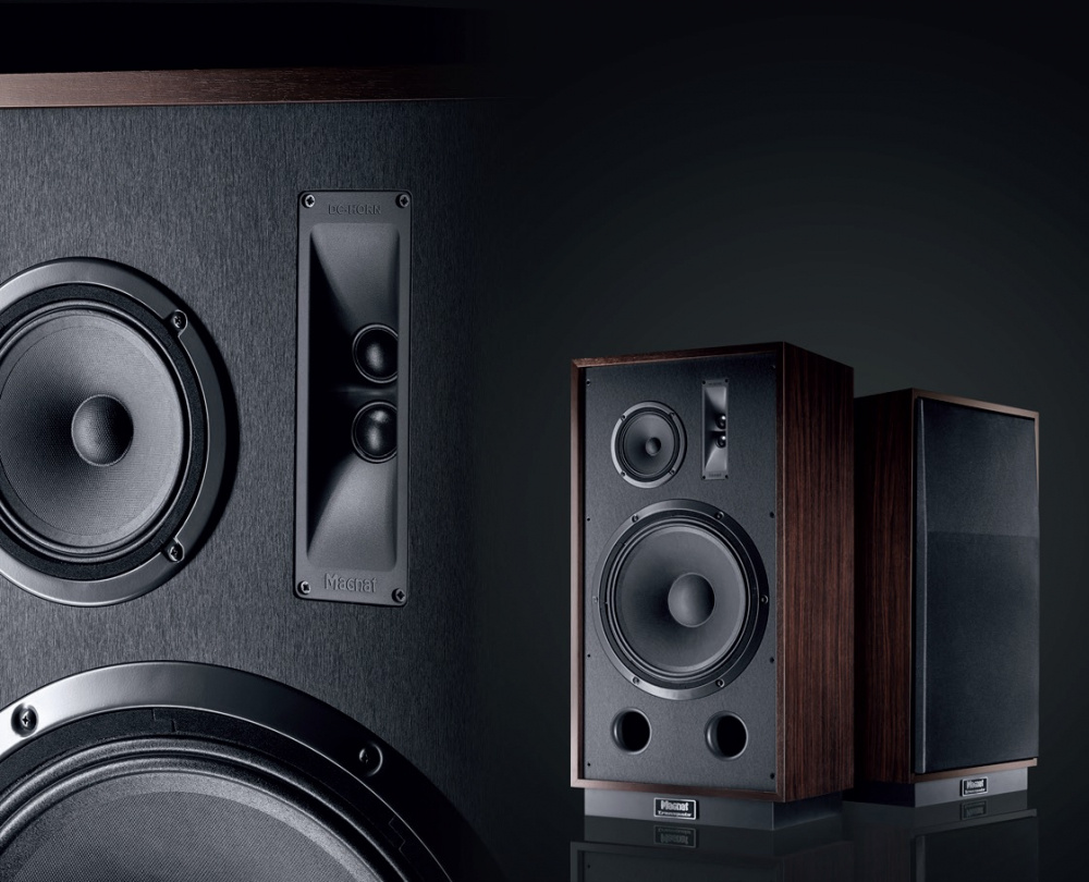 Högtalare med retrodesign, rundade hörn och mörkt träfinish.