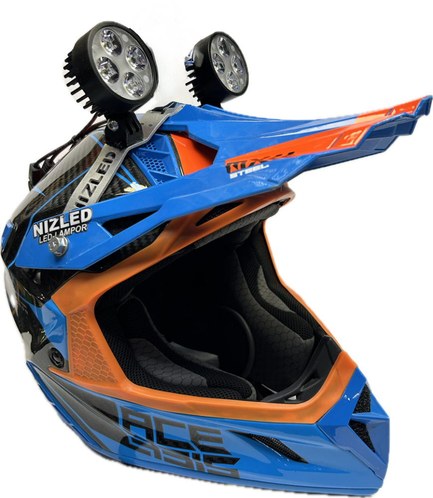 Hjälm med två lampor för motorcykel och drifting, svart design.