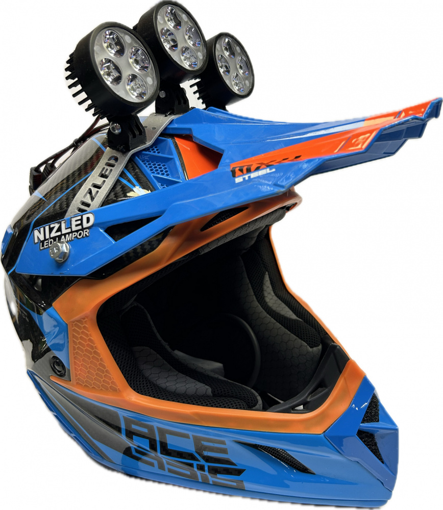 En hjälm med tre lampor på toppen, designad för batteridrift.