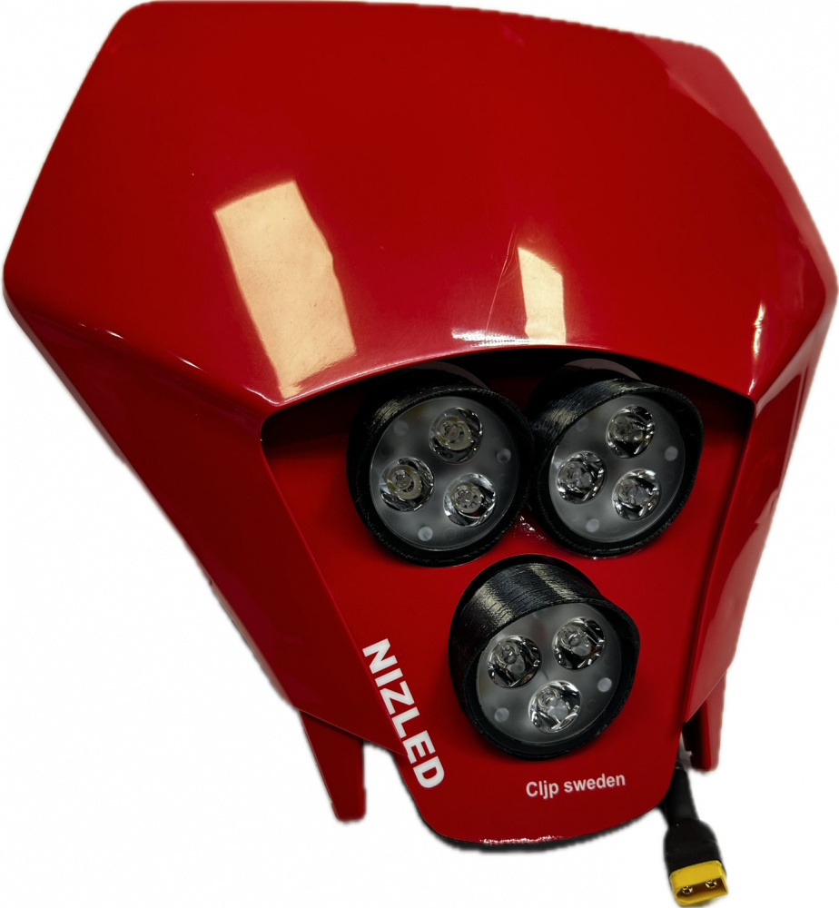 Lampkåpa för E30-lampor med röd färg och tre ljuskällor.