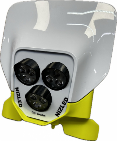 Lampkåpa med tre LED-lampor för Husqvarna-maskiner.