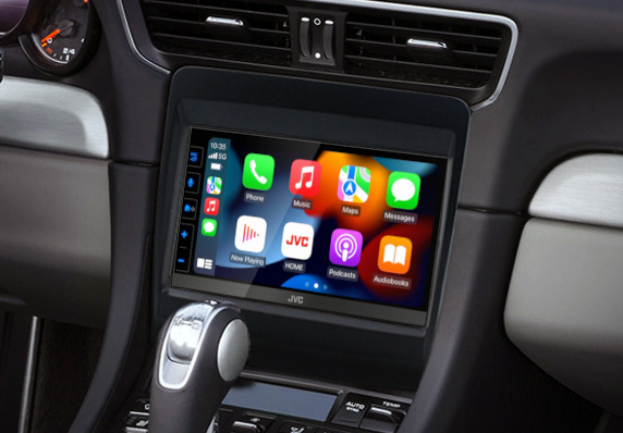 Modern bilstereon med pekskärm och appar för musik och navigation.