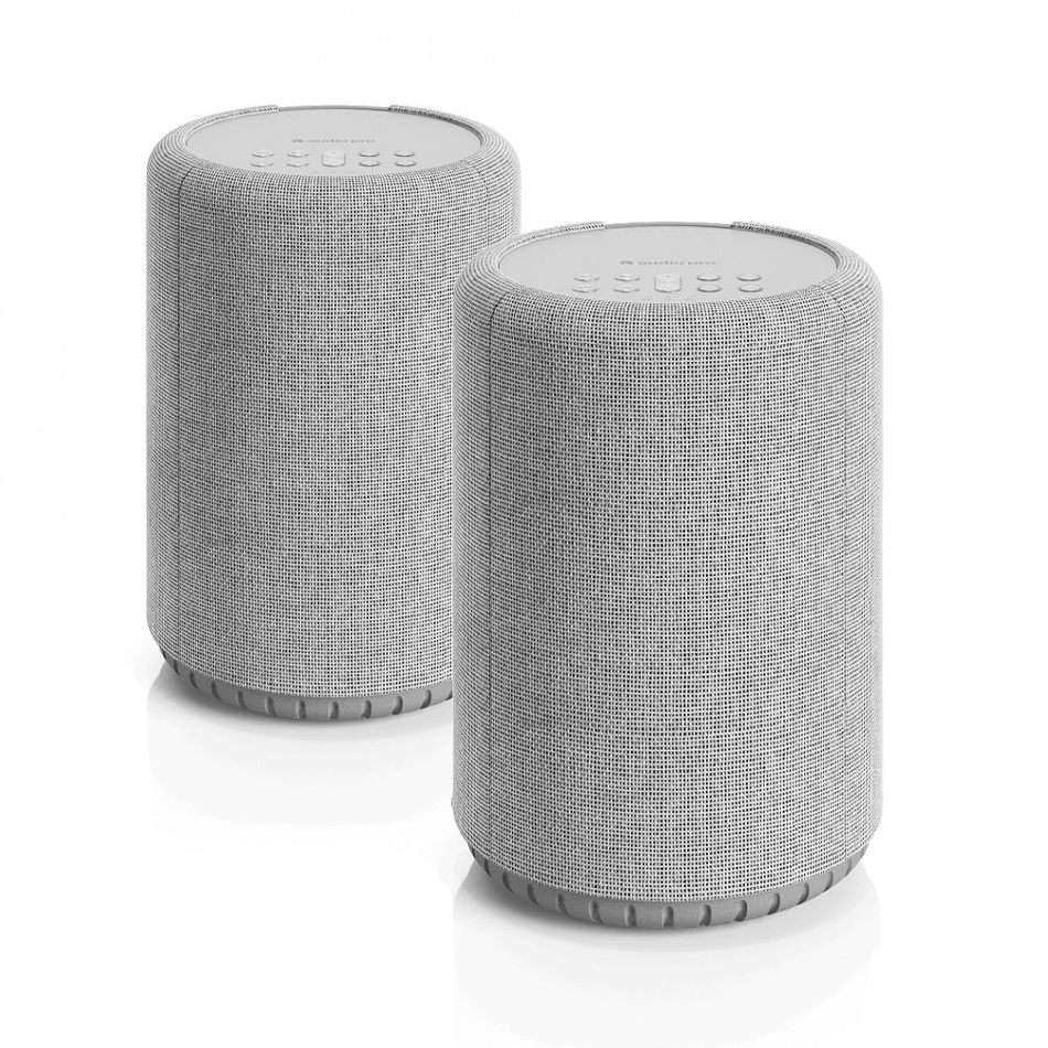 Två ljusgrå, runda, aktiva Wifi-högtalare med tygöverdrag.