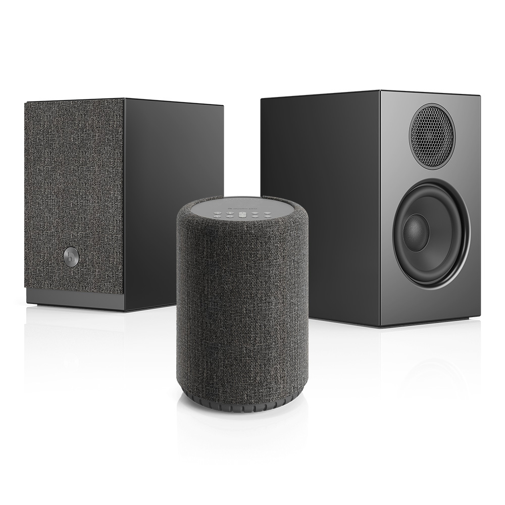 Högtalarpaket med två svarta högtalare och en liten trådlös enhet.