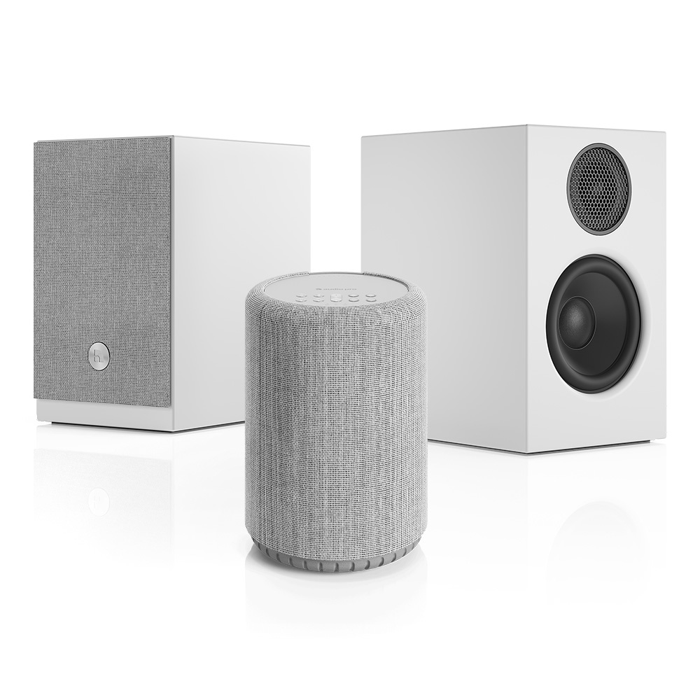 Vit högtalaruppsättning med en rund, grå högtalare och två fyrkantiga lådor.
