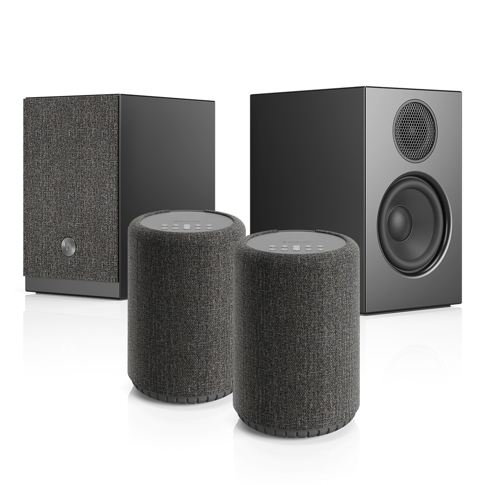 Högtalarpaket med två små och en större subwoofer, alla i svart och grå textil.