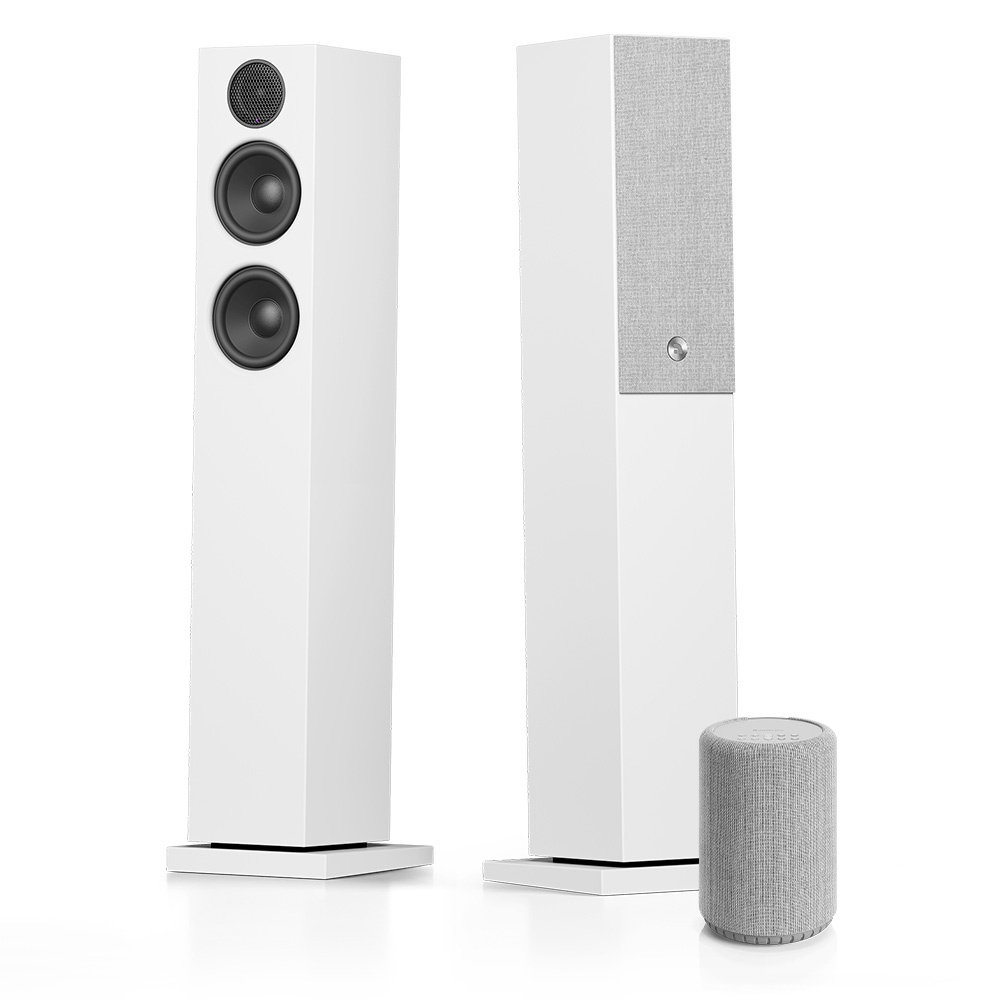 Högtalarsystem med vita stativhögtalare och en grå subwoofer.