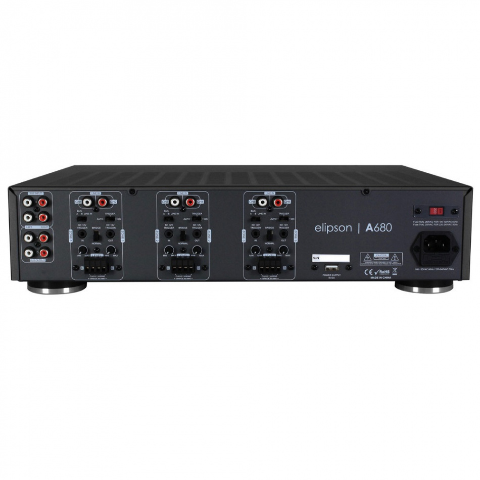 En svart ljudförstärkare med flera anslutningsportar bakpå.