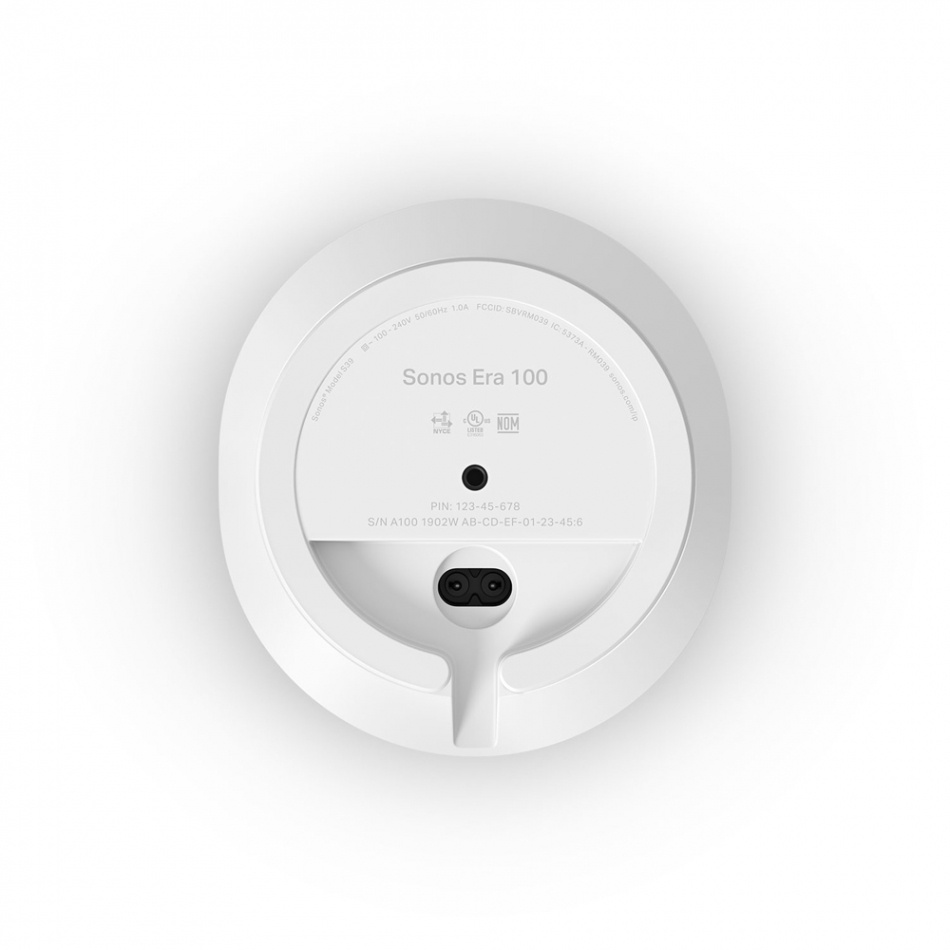 En vit Sonos Era 100 med en rund design och anslutningar på undersidan.