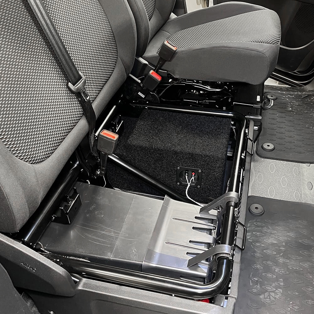 Ljuduppgradering med komponenter under bilstolar.