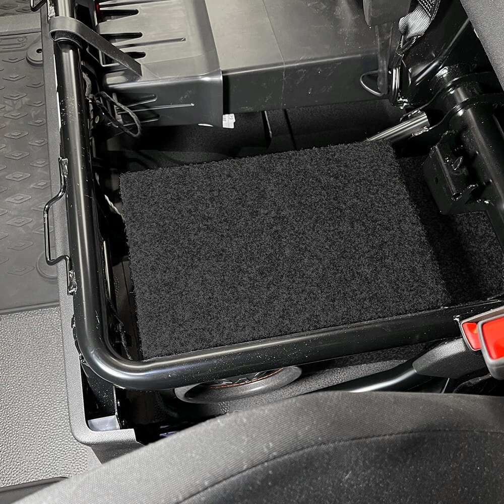 Svart matta i en bils lastutrymme, för ljuduppgradering.