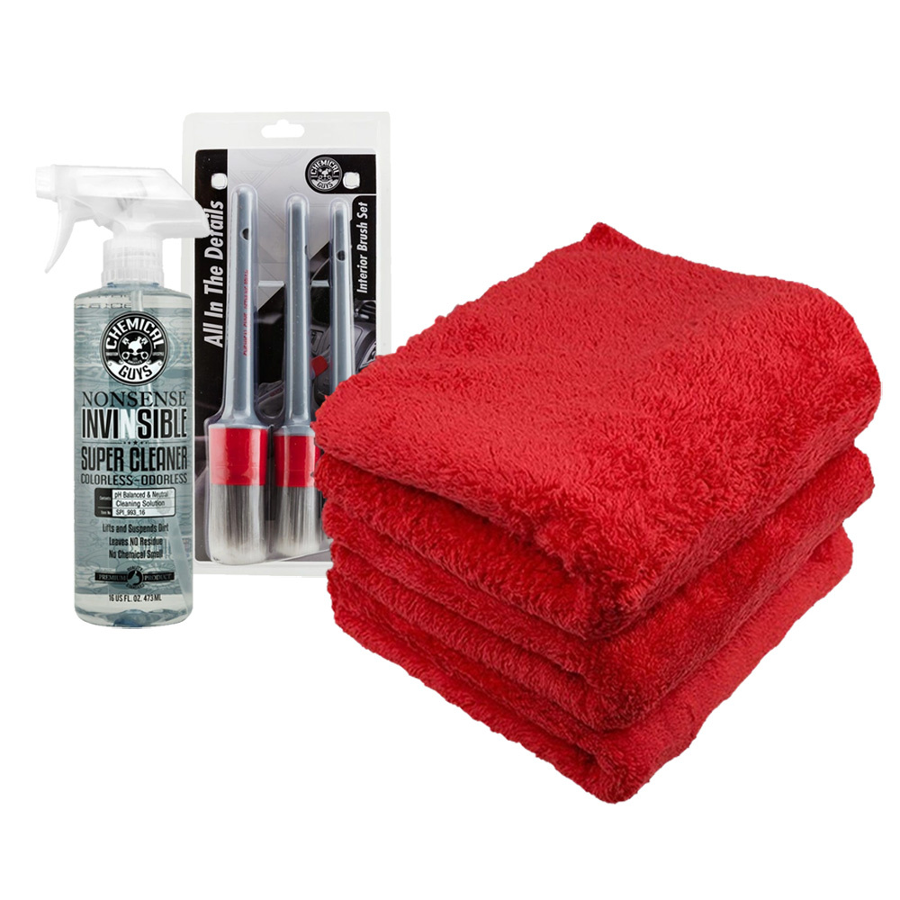 Röda mikrofiberdukar, rengöringsspray och två borstverktyg för bilinteriör.