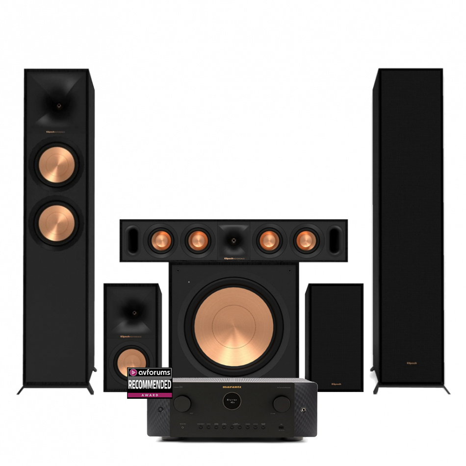 Hemmabiosystem med svart design, högtalare och förstärkare från Marantz och Klipsch.