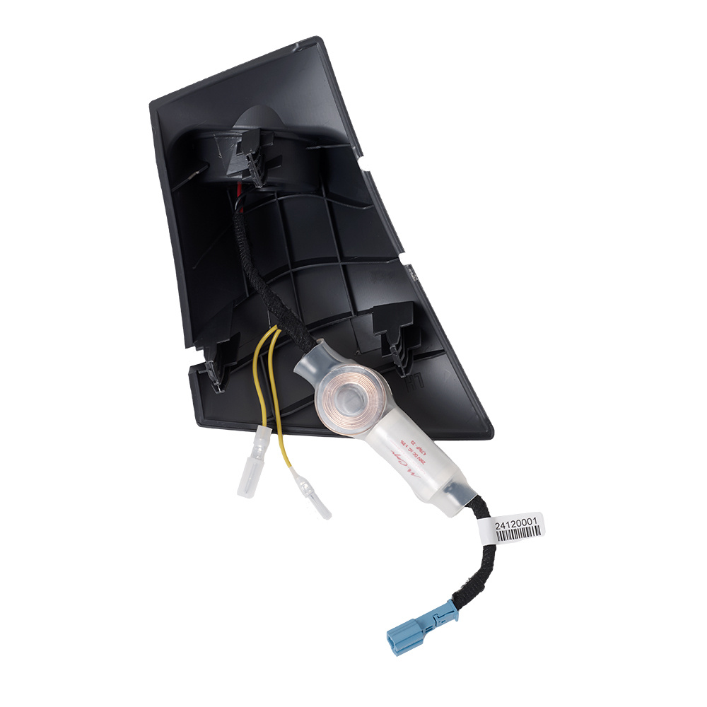 En plastdel med kablar och kontakter, avsedd för ett framsystem.