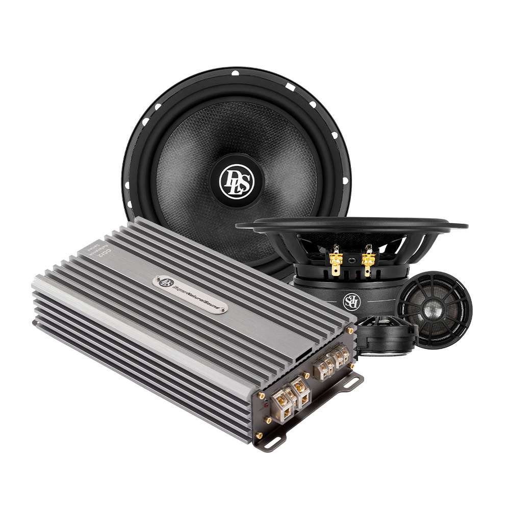 En bilstereo med woofers, diskant och förstärkare.