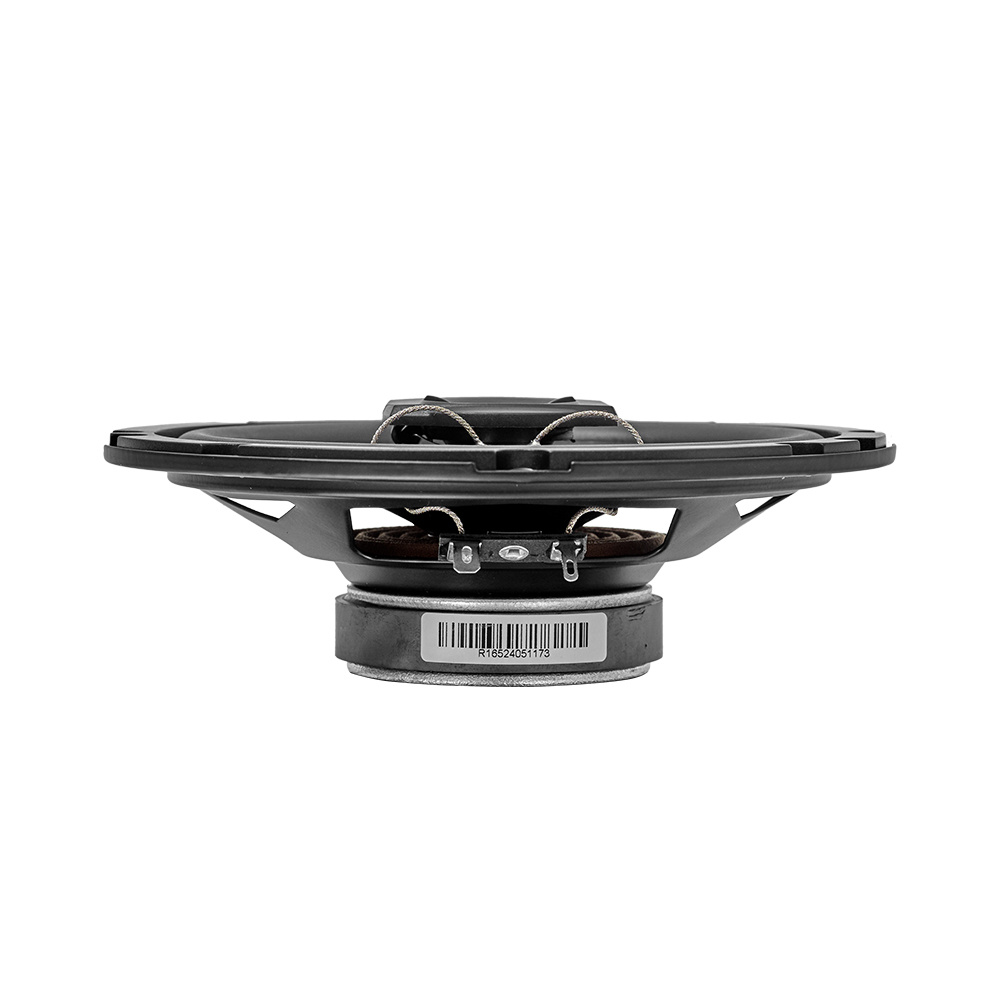 Bilden visar en bilhögtalare med en svart ram och en synlig basdel.