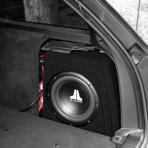 Subwoofer installerad i bagageutrymmet på en BMW E39 Touring.
