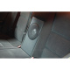 GAS MAD & Dayton Audio Baspaket till BMW E39 Sedan En bils bakre säte med en integrerad subwoofer.
