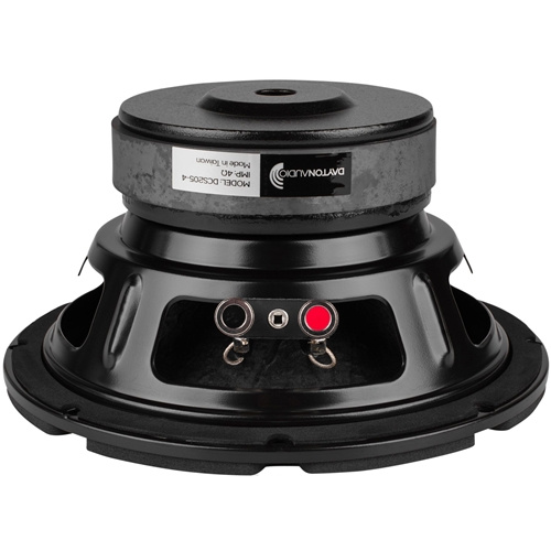 En bilsubwoofer med svart hölje och anslutningsportar.