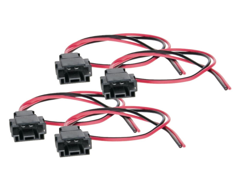 Fyra högtalarkontakter med röda och svarta kablar.