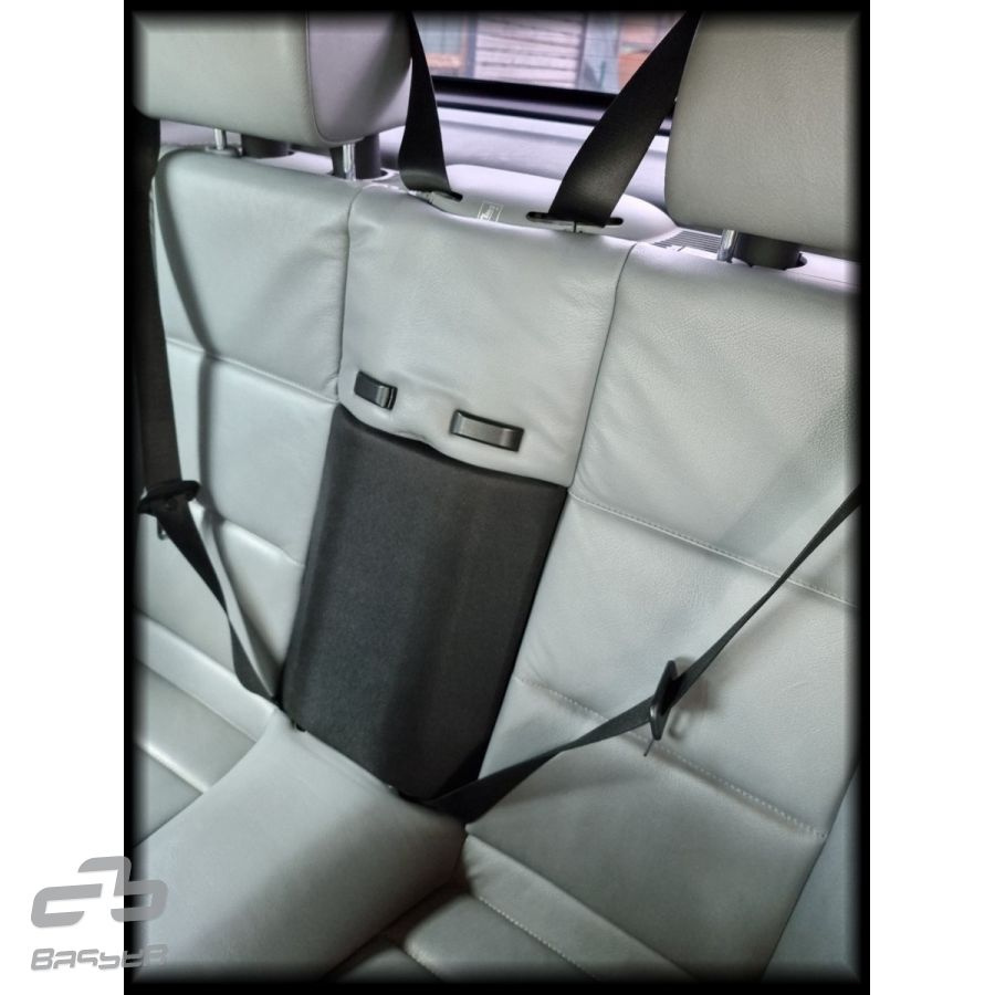 Baksätet i en BMW E46 Cab med säkerhetsbälten och en central armstödsdel.