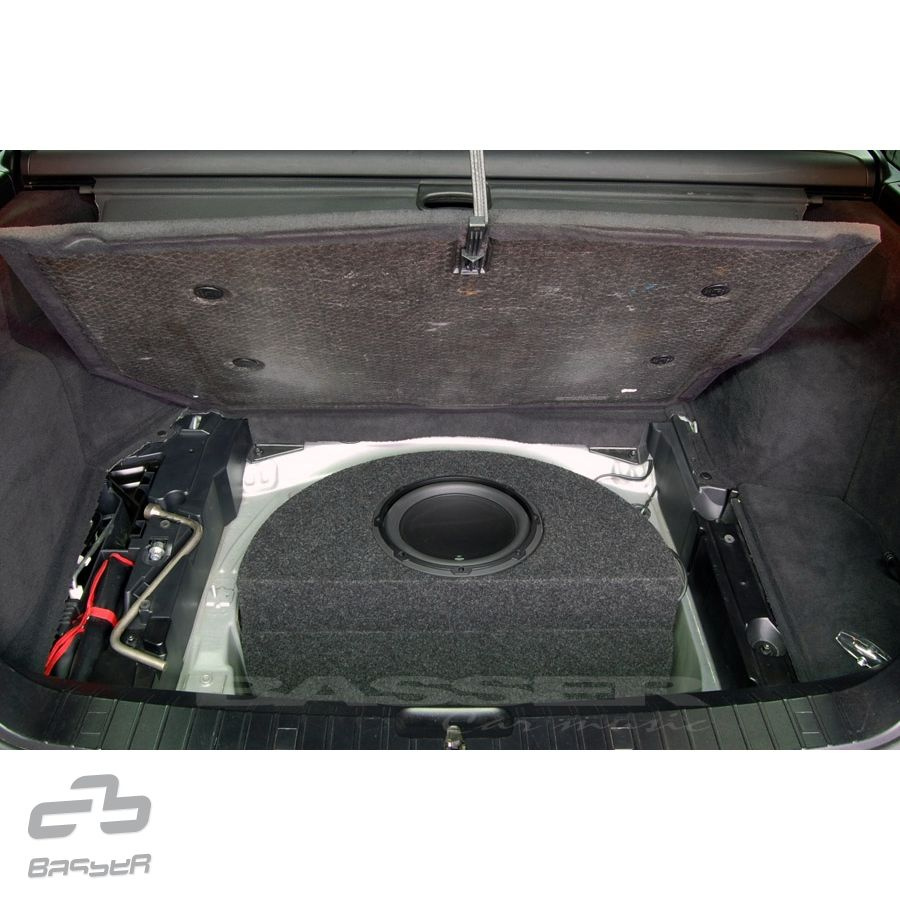 Ett bagageutrymme med subwoofer och ljudsystem för BMW E46 Touring.