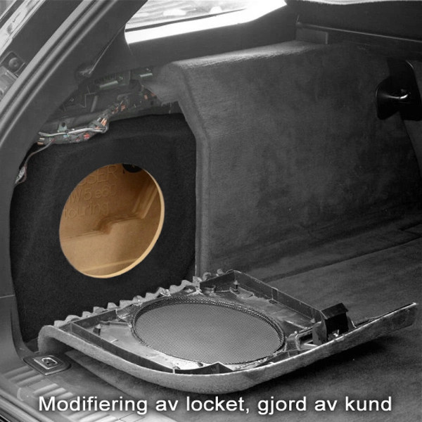Modifierad förvaringslucka med högtalare i en BMW E61.