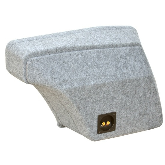 En grått tygklädd bilkomponent med kontakt.