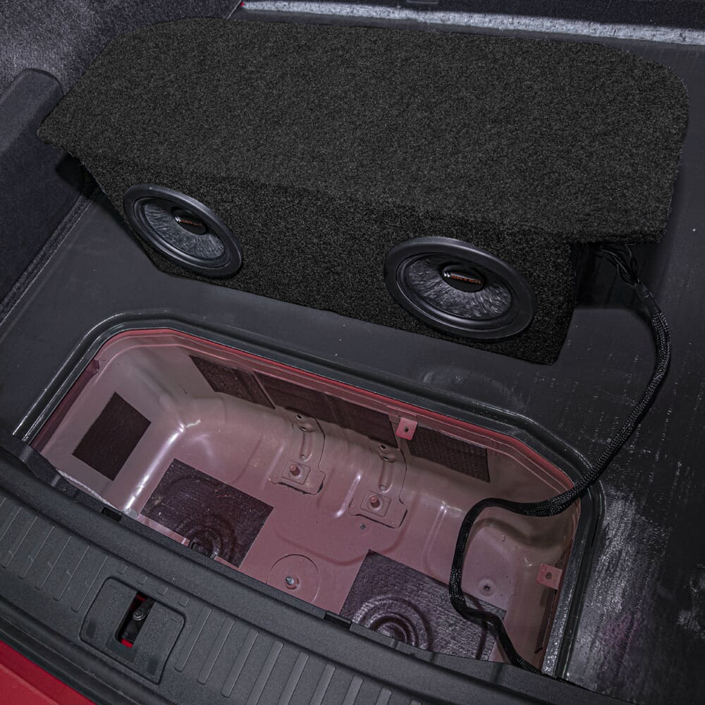 Subwoofer med två högtalare i bagageutrymmet på en Skoda Enyaq.