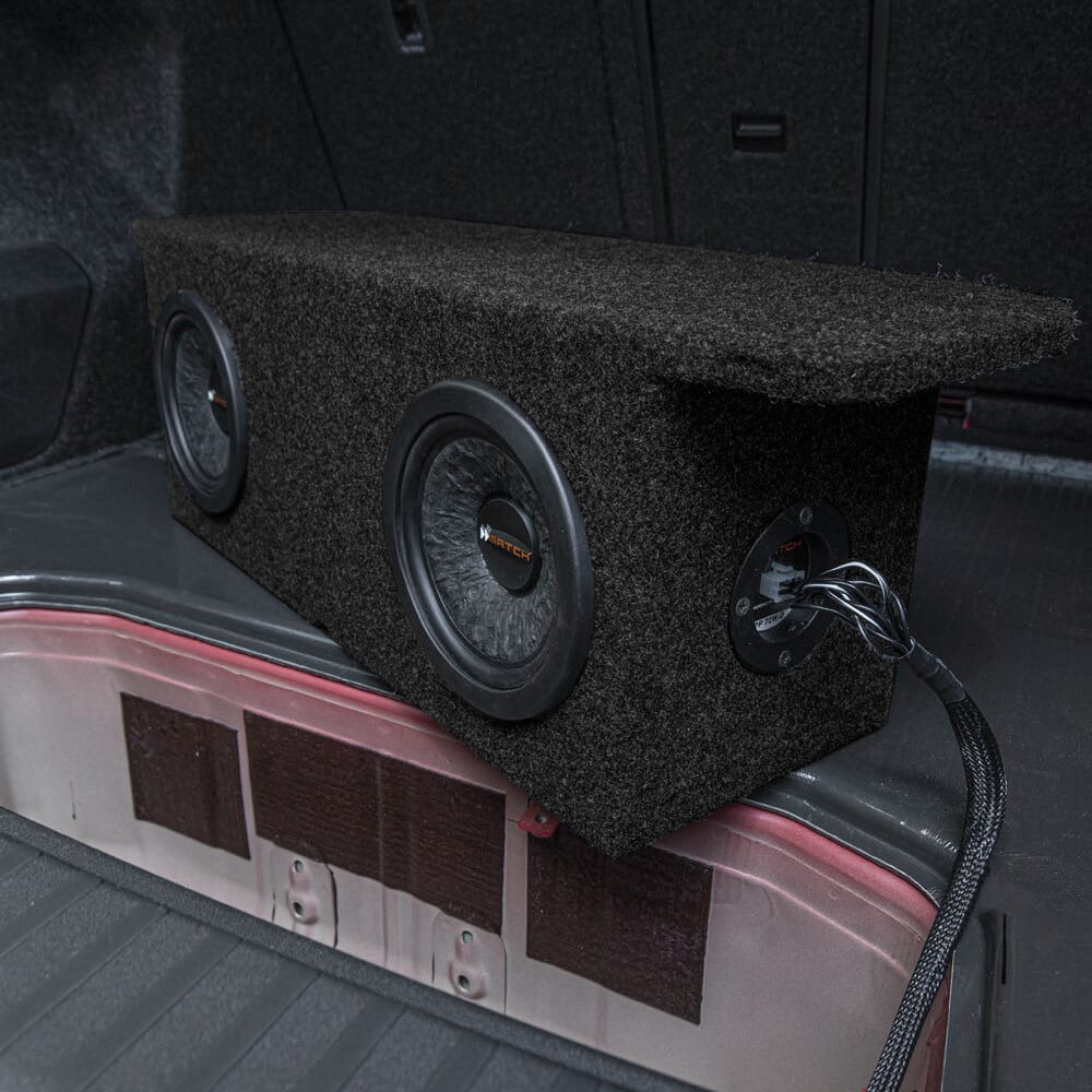 En svart ljudlåda med två högtalare, avsedd för Skoda Enyaq.