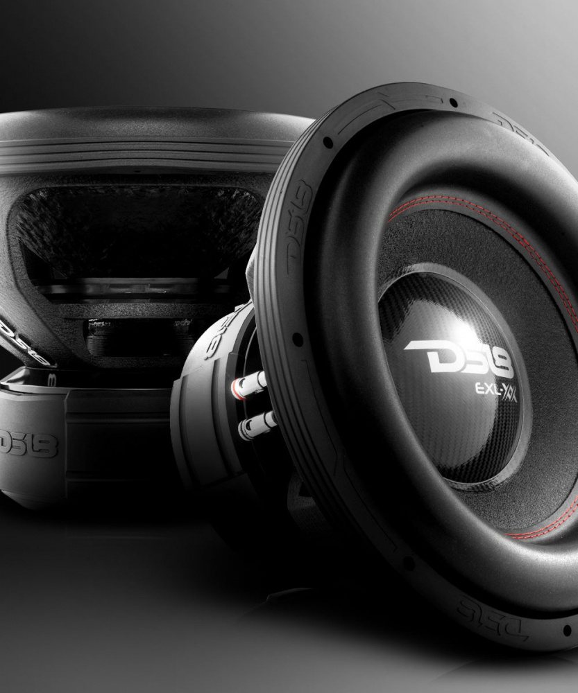 Två 15-tums subwoofers med kraftig design och svart finish.