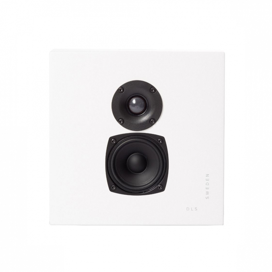 Vit väggmonterad högtalare med två element, kompakta mått.
