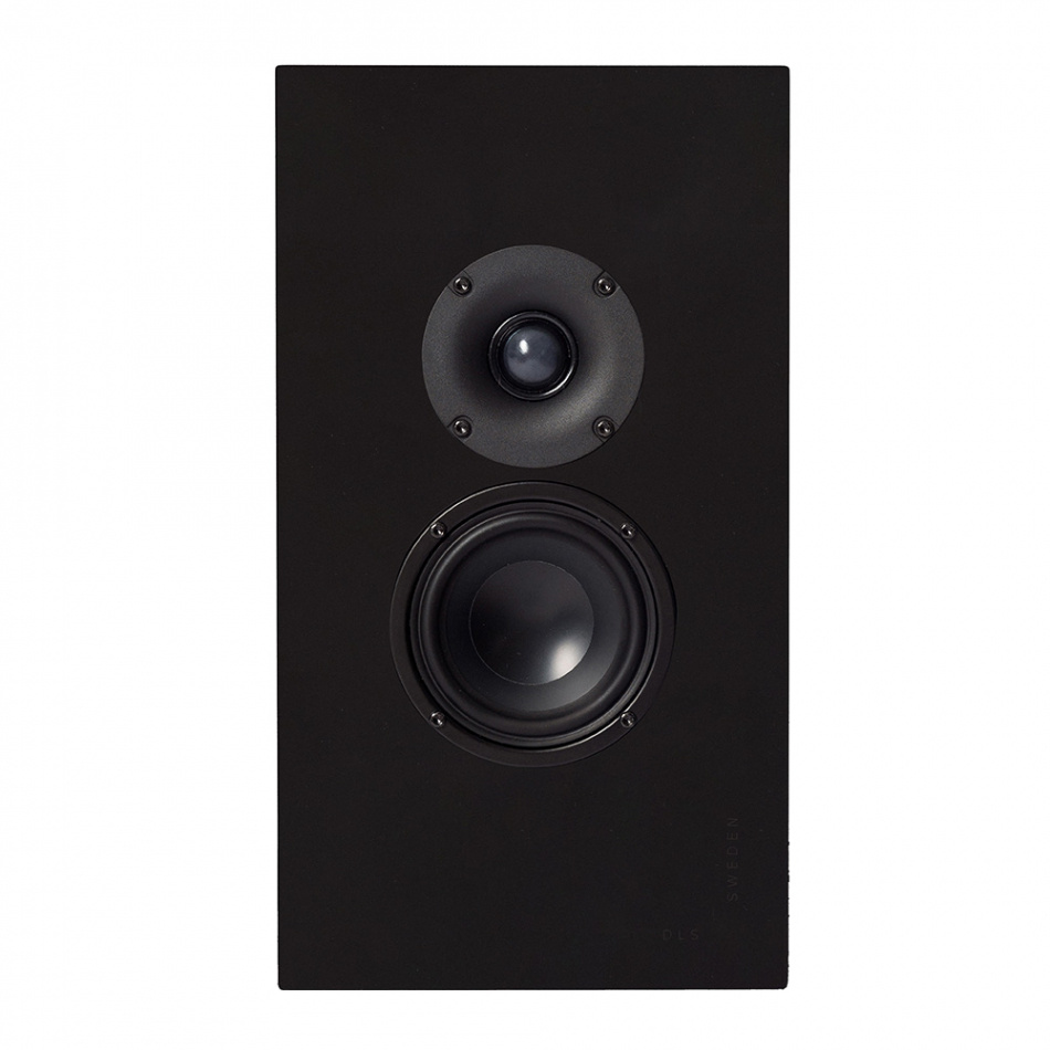 Svart högtalare med diskant och basenhet, designad för vägghängning.